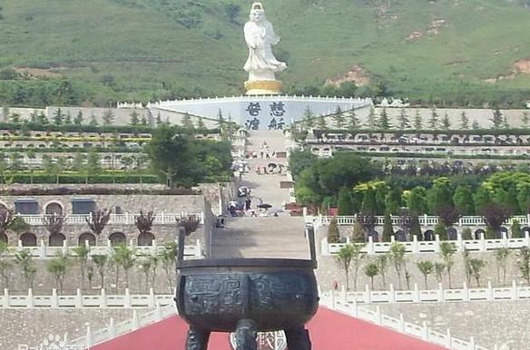 西安霸陵墓園新區(qū)園區(qū)距市區(qū)僅十余公里，232路公交車可直達