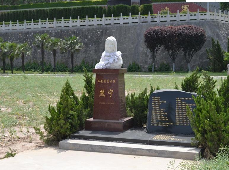 西安霸陵墓園新區(qū)園區(qū)距市區(qū)僅十余公里，232路公交車可直達