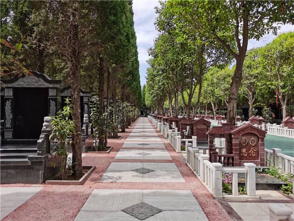 西安漢皇樹(shù)葬墓園的花壇葬服務(wù)為何能成為西安市墓地服務(wù)中的一顆璀璨明珠？