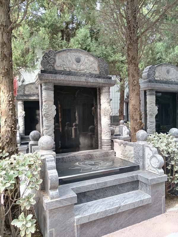 在選擇西安市的樹葬服務(wù)時(shí)，家屬應(yīng)如何考慮不同形式的樹葬方式？