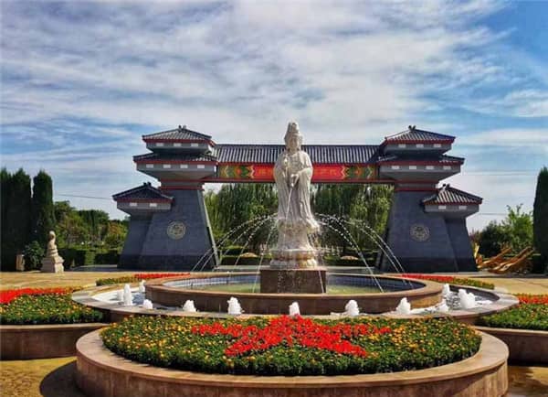 在選擇西安漢皇樹葬墓園的葬式時(shí)，家屬應(yīng)該考慮哪些因素？