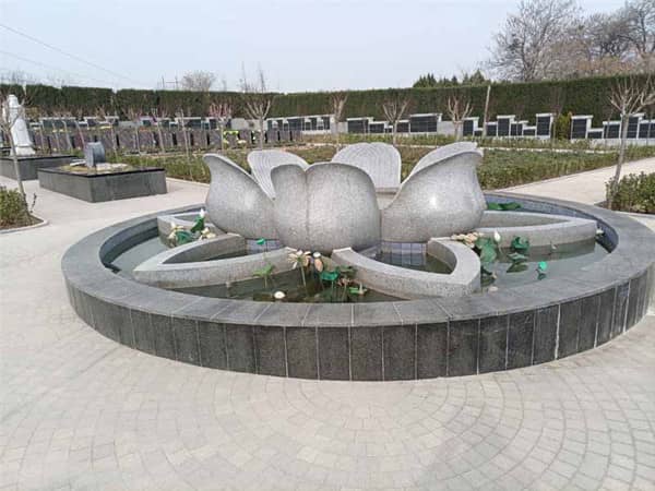 在西安市，除了霸陵墓園新區(qū)和漢皇樹葬墓園，還有哪些墓園提供樹葬服務(wù)，它們的現(xiàn)狀如何？