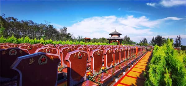 如何從西安市中心乘坐公共交通工具到達閻良漢皇樹葬墓園？