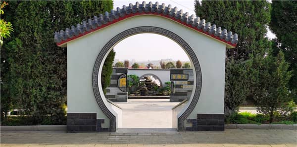 漢皇樹葬墓園在西安公墓市場中的地位如何？其墓區(qū)建設(shè)和管理有何特點(diǎn)？