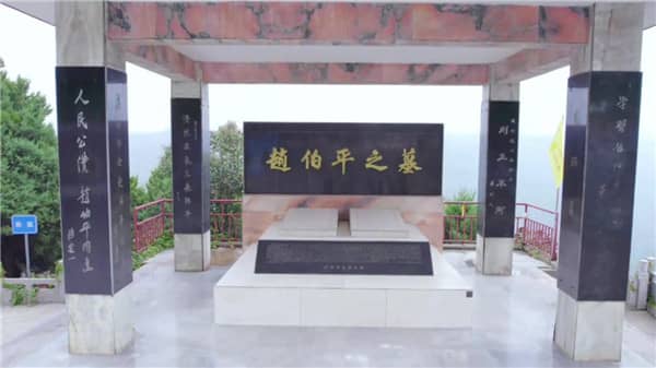如果我想乘坐直達的公交車到達西安壽陽山墓園，應(yīng)該在哪里乘坐？