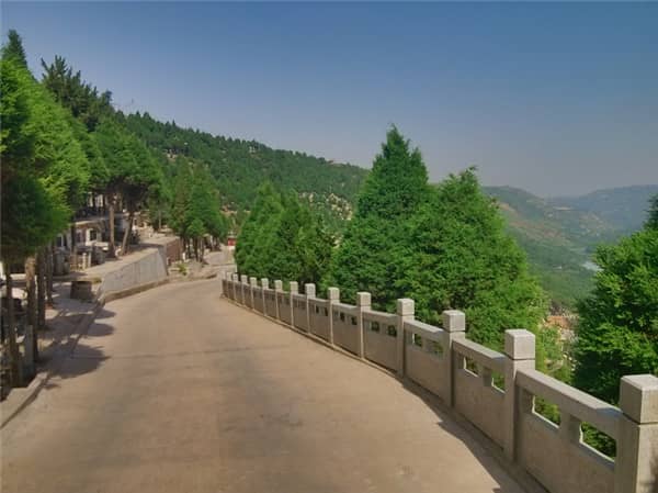 壽陽(yáng)山墓園和鳳棲山人文紀(jì)念園在地理位置和環(huán)境方面有何不同？