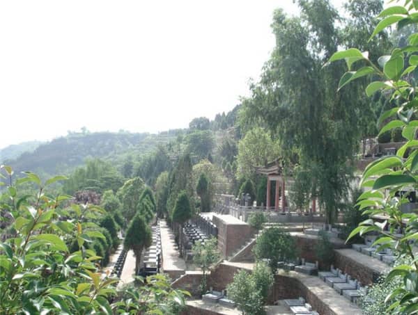 在西安壽陽山墓園購買墓地時，除了墓位價格還有哪些費用需要考慮？
