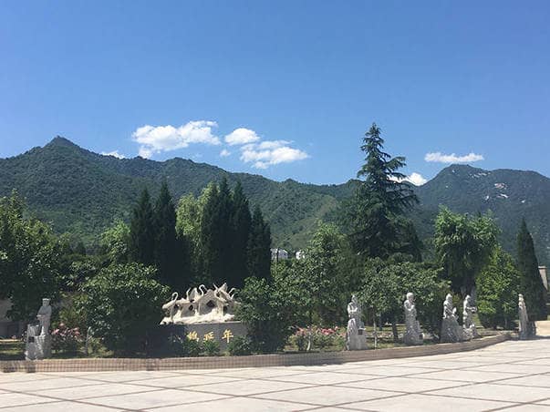 西安長(zhǎng)安慈恩園墓地是如何將傳統(tǒng)喪葬習(xí)俗與現(xiàn)代理念相結(jié)合的？