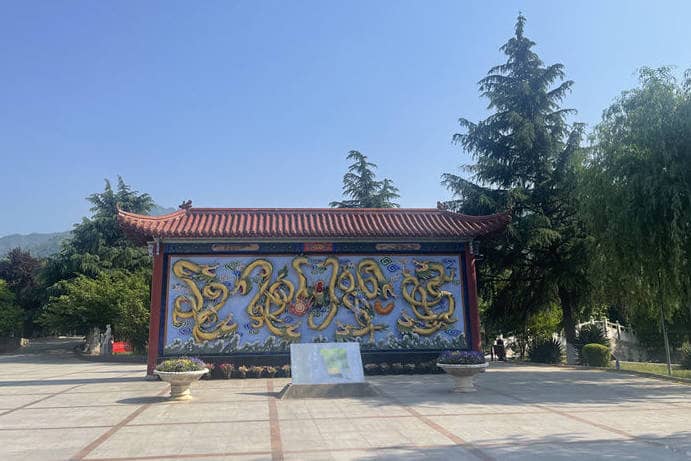 西安慈恩園在提供墓葬服務(wù)時，如何體現(xiàn)對顧客的關(guān)懷？