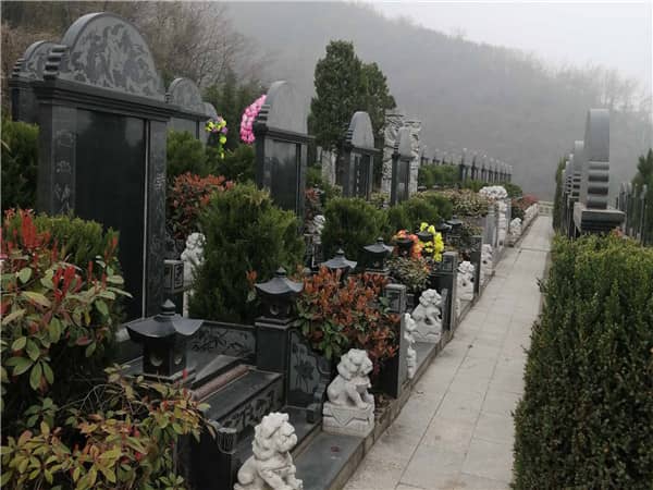 西安九龍山墓園照片，悼念逝去的親人