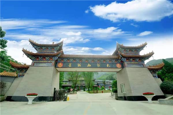 陜西九龍山公墓的環(huán)境特色是什么，為什么它被認(rèn)為是安葬故人的理想寶地？