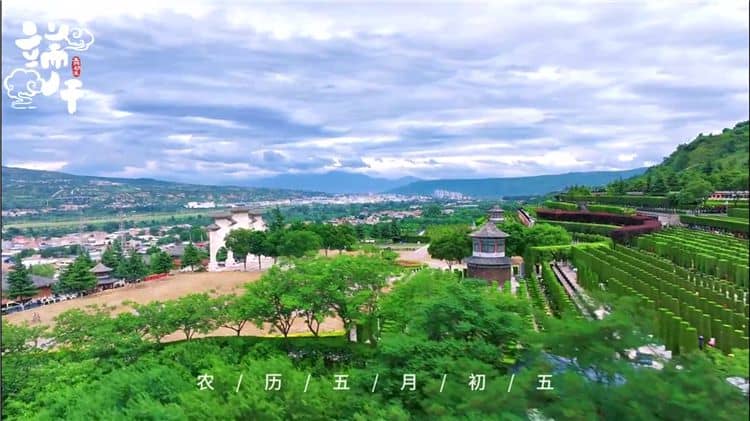 西安霸陵墓園新區(qū)是否提供便捷的停車服務(wù)，方便前來(lái)參觀或辦理業(yè)務(wù)的訪客？