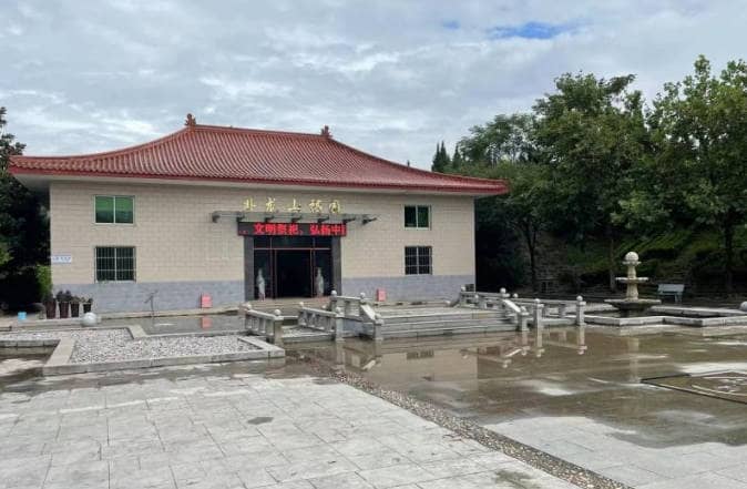 西安臥龍山福園公墓是如何選址的，其地理位置有何特殊之處？