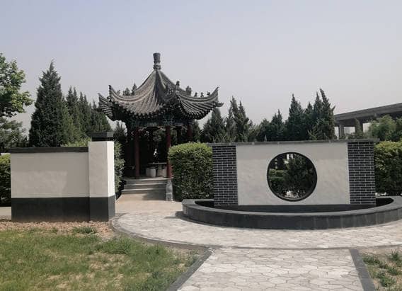西安臥龍山墓園的交通情況如何，是否方便前往？