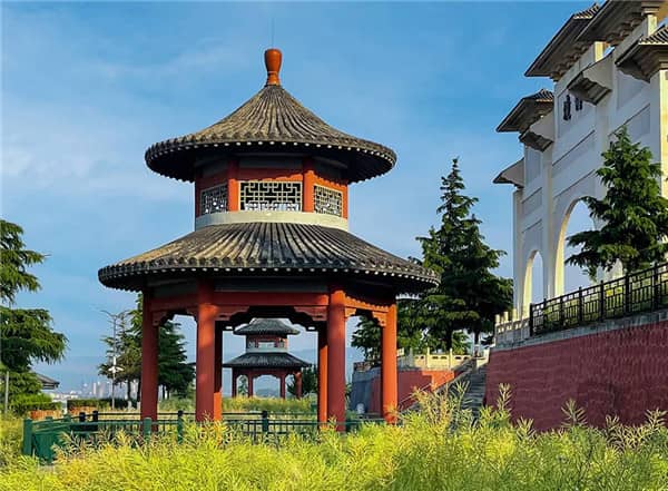墳?zāi)勾u砌靠山好不好？傳統(tǒng)與實(shí)際分析