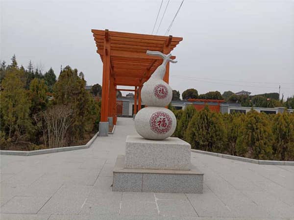 閻良漢皇樹葬墓園的環(huán)境和設(shè)施如何？